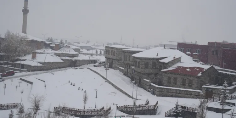 Doğu’ya kar yağmurla karışık geri geliyor