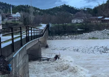 Şiddetli yağış Çameli ve Acıpayam’da iki köprüyü yıktı