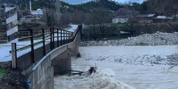 Şiddetli yağış Çameli ve Acıpayam’da iki köprüyü yıktı