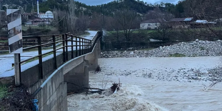 Şiddetli yağış Çameli ve Acıpayam’da iki köprüyü yıktı