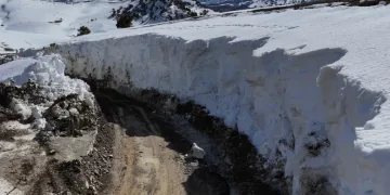 Kar iş makinelerinin boyunu aştı, kapalı yollar böyle açıldı