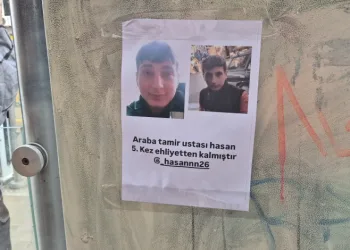 Tramvay durağına yapıştırılan ilginç kağıt dikkat çekti