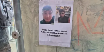 Tramvay durağına yapıştırılan ilginç kağıt dikkat çekti
