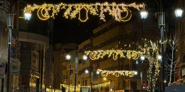 Karabük’te ışıklandırmalarla Ramazan heyecanı başladı