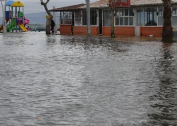 Kocaeli’yi lodos vurdu, yollar göle döndü
