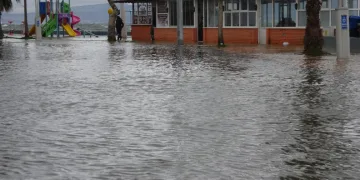 Kocaeli’yi lodos vurdu, yollar göle döndü