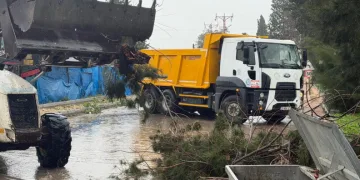 Akdeniz’de fırtına sonrası belediye ekipleri teyakkuzda