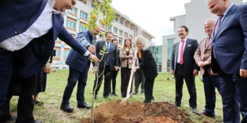 AÜ İlahiyat Fakültesi bahçesine 100 ağaç dikildi