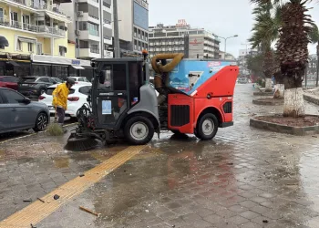 Kuşadası Belediyesi’nden sağanak ve fırtına mesaisi