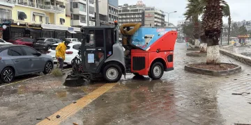Kuşadası Belediyesi’nden sağanak ve fırtına mesaisi