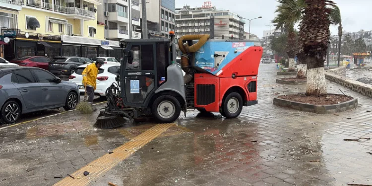 Kuşadası Belediyesi’nden sağanak ve fırtına mesaisi