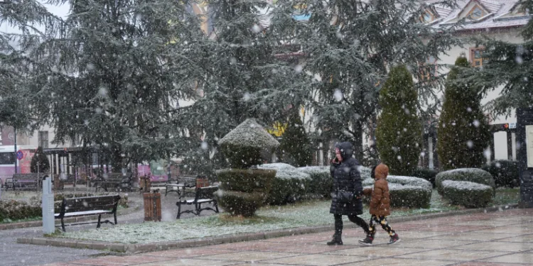 Kastamonu’da vatandaşlar, Ramazan ayının ilk gününe kar yağışıyla uyandı