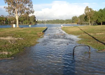 Manavgat’ta dev dalgalar Titreyengöl’ü denizle birleştirdi