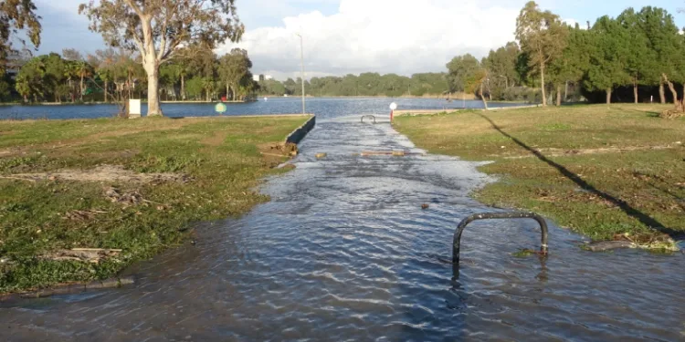 Manavgat’ta dev dalgalar Titreyengöl’ü denizle birleştirdi