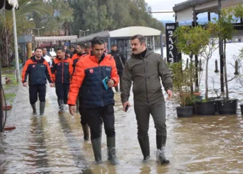 Köyceğiz Kaymakamı Kumcu, çizmesini giydi, kordonda incelemelerde bulundu