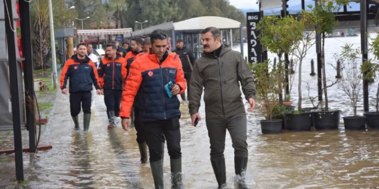 Köyceğiz Kaymakamı Kumcu, çizmesini giydi, kordonda incelemelerde bulundu