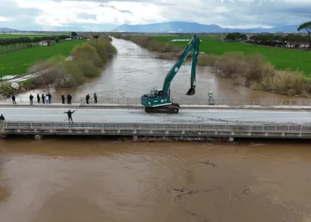 Büyük Menderes nehri, köprü seviyesine yükseldi