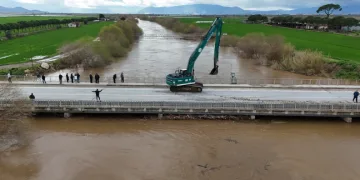 Büyük Menderes nehri, köprü seviyesine yükseldi