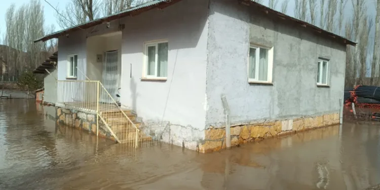 Sivas’ta karların erimesi ile dereler taştı, tarım arazileri göle döndü