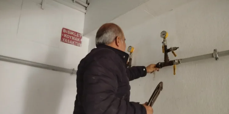 Doğalgaz hattına su borusunu bağladılar: Vatandaşlar hem susuz hem de doğal gazsız kaldı