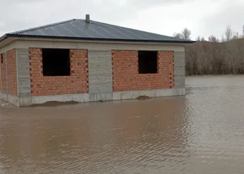 Çekerek ırmağı taştı; yollar ve tarlalar sular altında kaldı