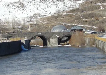 Kars Çayı’nda erken bahar: Zemheri beklenirken buzlar çözüldü