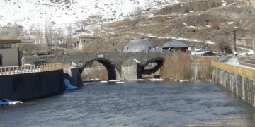 Kars Çayı’nda erken bahar: Zemheri beklenirken buzlar çözüldü