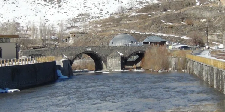 Kars Çayı’nda erken bahar: Zemheri beklenirken buzlar çözüldü