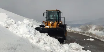 Van’da kar nedeniyle kapanan 67 yerleşim yerinin yolu açılıyor