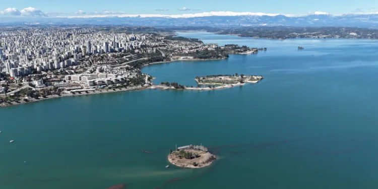 Adana’da gölde su seviyesi yükseldi, Sevgi Adası yolu kayboldu