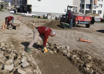Nazilli’de yol seferberliği, bozulan parkeler yenileniyor