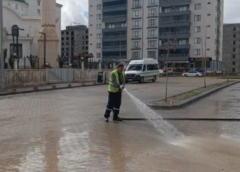 Siirt’te kaldırım ve caddeler yıkanarak dezenfekte edildi