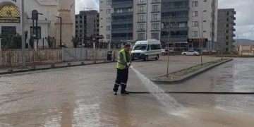 Siirt’te kaldırım ve caddeler yıkanarak dezenfekte edildi