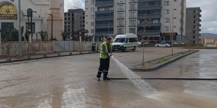 Siirt’te kaldırım ve caddeler yıkanarak dezenfekte edildi
