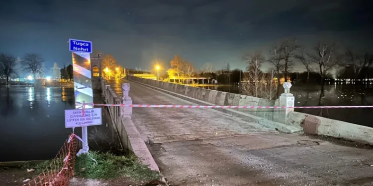 Edirne’de nehirlerde taşkın riski: Tunca ve Meriç Köprüsü ulaşıma kapatıldı