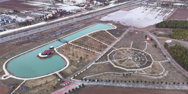 Sivas’ta yağmur suları ikiz gölet oluşturdu