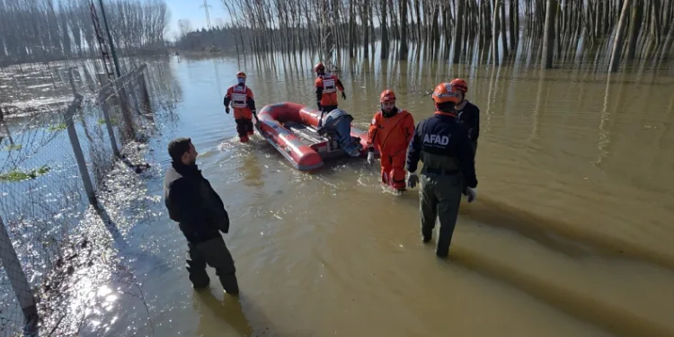 Edirne’de koyunlar botlarla kurtarıldı
