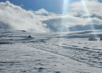 Bayburt’un yüksek kesimlerinde kar erimesine bağlı çığ riski devam ediyor