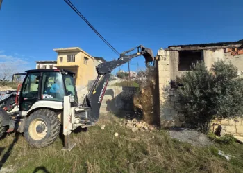 Mersin’de çökme riski taşıyan metruk bina yıkıldı