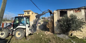 Mersin’de çökme riski taşıyan metruk bina yıkıldı