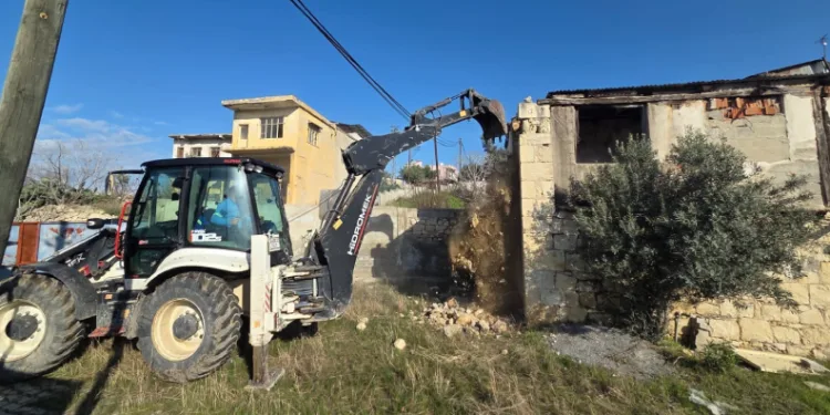 Mersin’de çökme riski taşıyan metruk bina yıkıldı