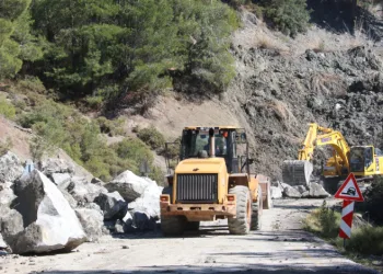Seydikemer’de heyelan sonrası ekipler çalışmalarını sürdürüyor