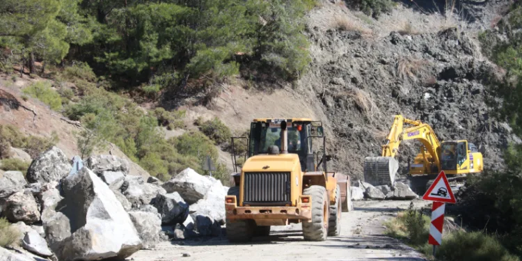 Seydikemer’de heyelan sonrası ekipler çalışmalarını sürdürüyor
