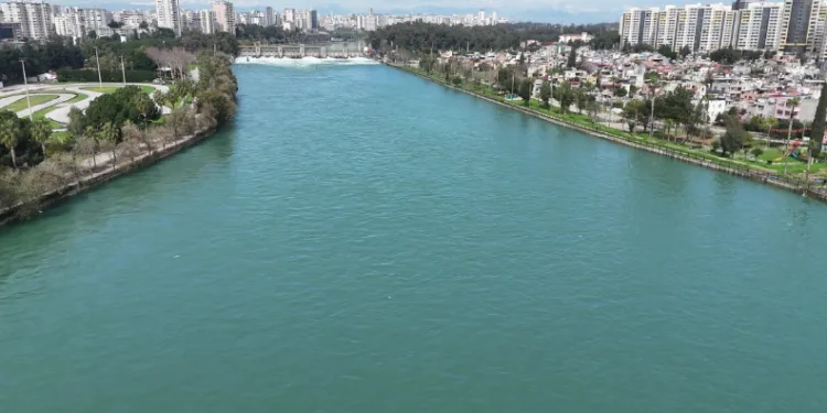 İki ayda gelen yağış barajı doldurdu: Seyhan Nehri coştu
