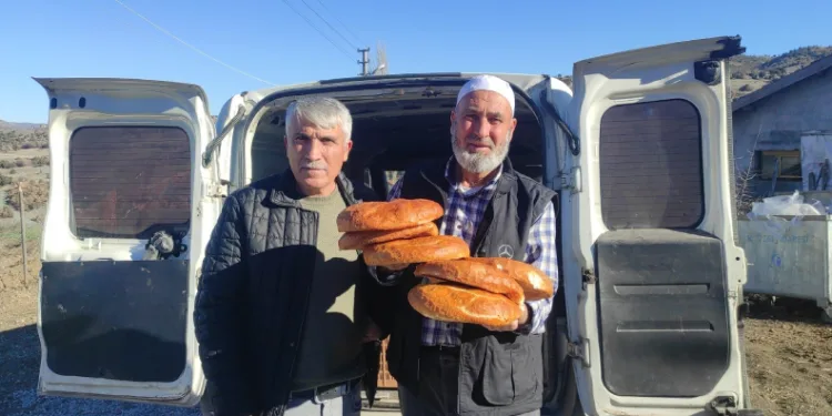 İmece usulüyle pide dağıtılıyor, pide girmeyen ev kalmıyor