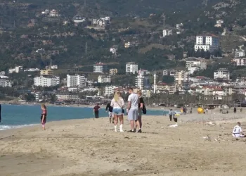 Alanya’da şubat ortasında deniz keyfi