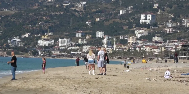 Alanya’da şubat ortasında deniz keyfi
