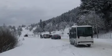 Yedigöller Milli Parkı yolunda kar yağışı etkili oluyor