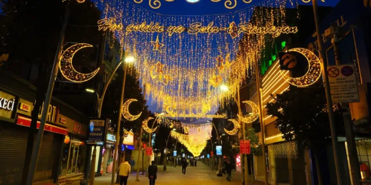 Çark Caddesi Ramazan ayına özel led ışıklarla süslendi