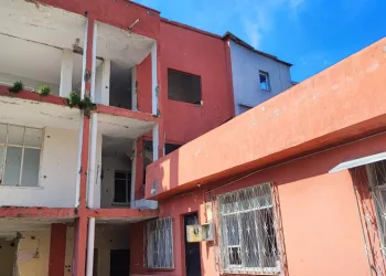Ağır hasarlı bina yıkılmadı, 10 kişilik aile ölüm korkusuyla yaşıyor